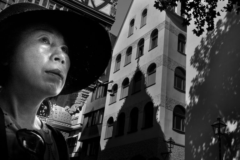 Asiatin in neuer Altstadt