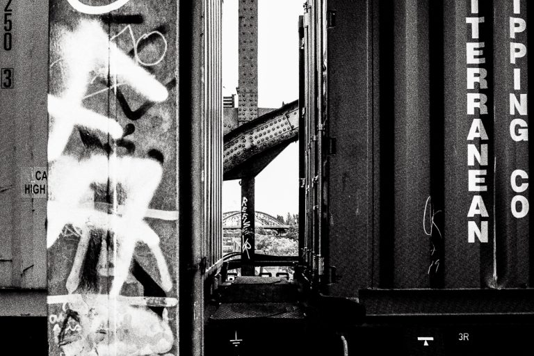 EISENBAHNBRÜCKE MIT ZUG