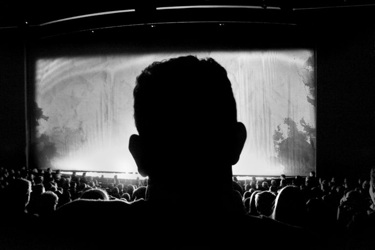 Mann im Theater als Silhouette